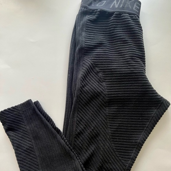 🖤NIKE- “PRO- HYPERWARM” Workout/ Lounge Pants & Top🖤 - Picture 2 of 7